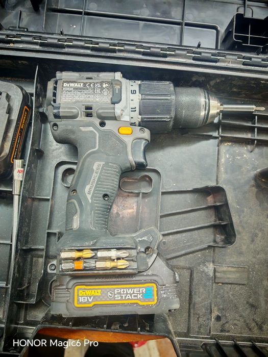 Акумулаторен винтоверт DeWALT ударен с 2 батерии и зарядно, 18 V, 1.7