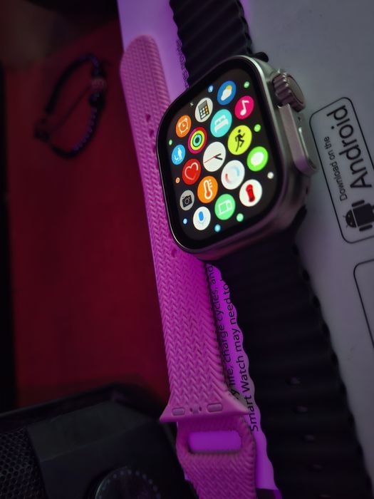 Smartwatch Ultra 49mm – Ecran mare, Curea Neagră + Curea Roz cadou, Ca Nou!