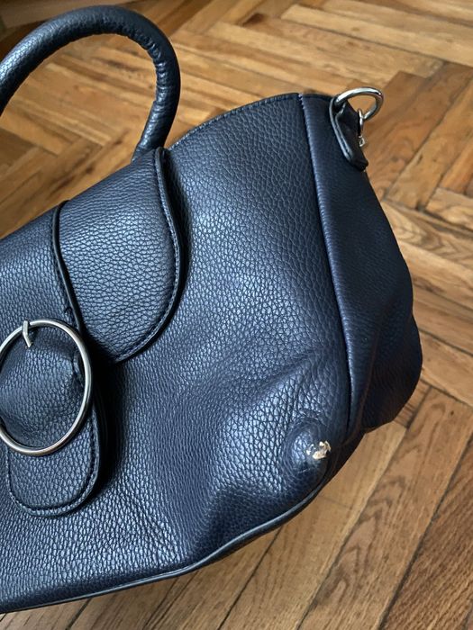 Тъмносиня дамска чанта с каишка