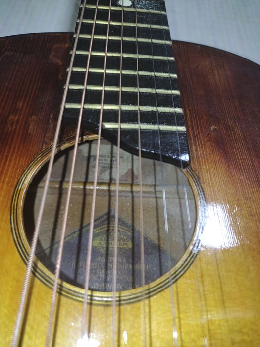 Гитара семиструнная.