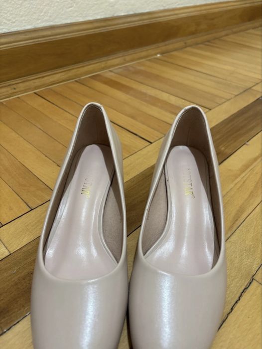 Pantofi crem cu toc pentru fete