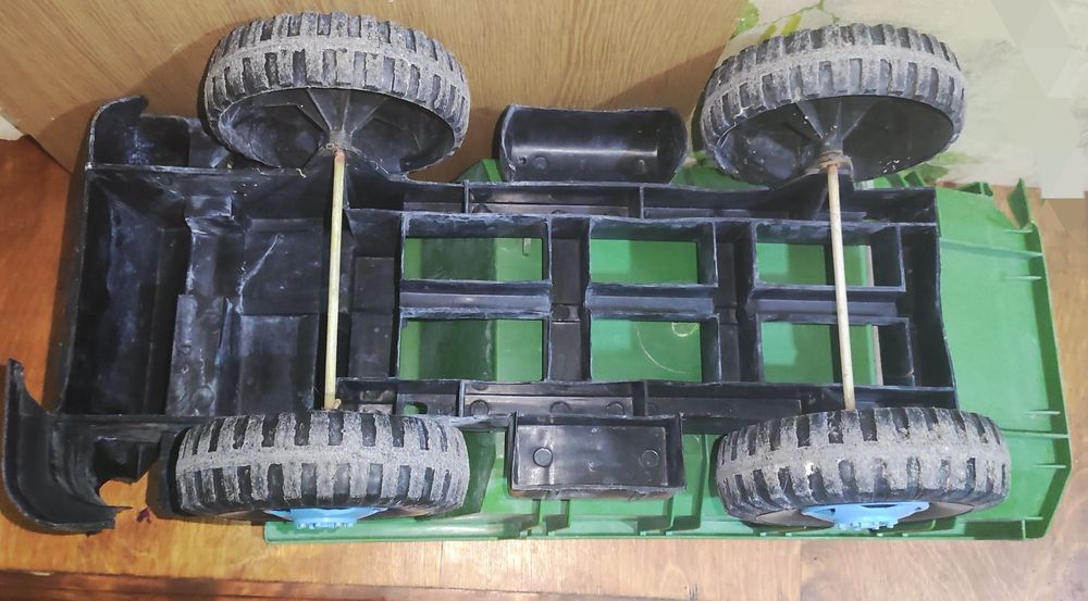 Самосвал большой советский. Санки и столик тоже тех времён.