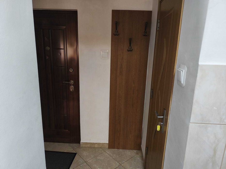 Dau în chirie garsonieră amenajată utilată confort I la parter 4 în bloc de garsoniere în cartierul Dâmbul Pietros.