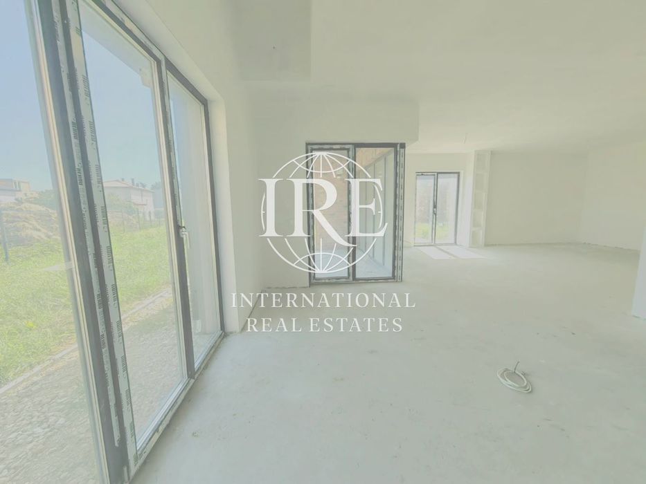 Иновативна двуетажна къща! Луксозен имот! На минути от морето и плажа!