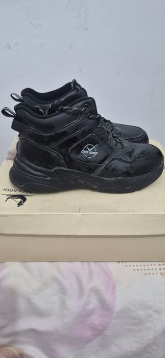 Кроссовки уни черный цвет.