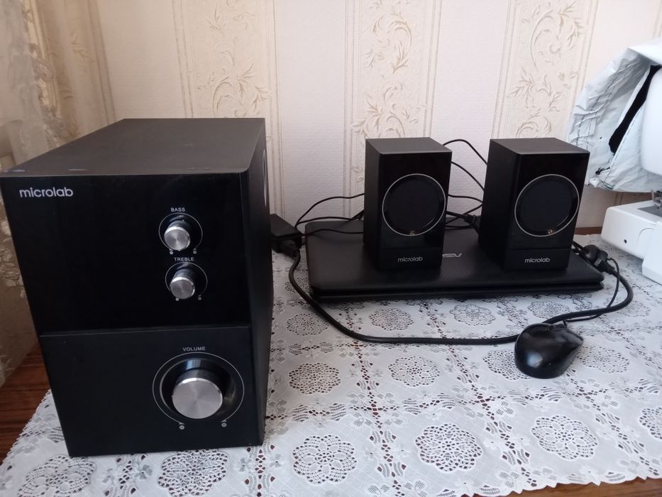 Ноутбук Асус с колонками