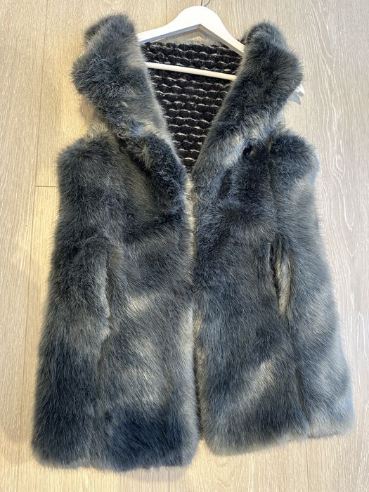 Vesta gri din blana moale cu interior de lana