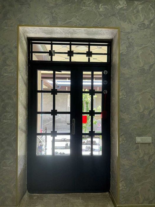 Temir oynali kofka eshik 140x255 dala hovli uchun