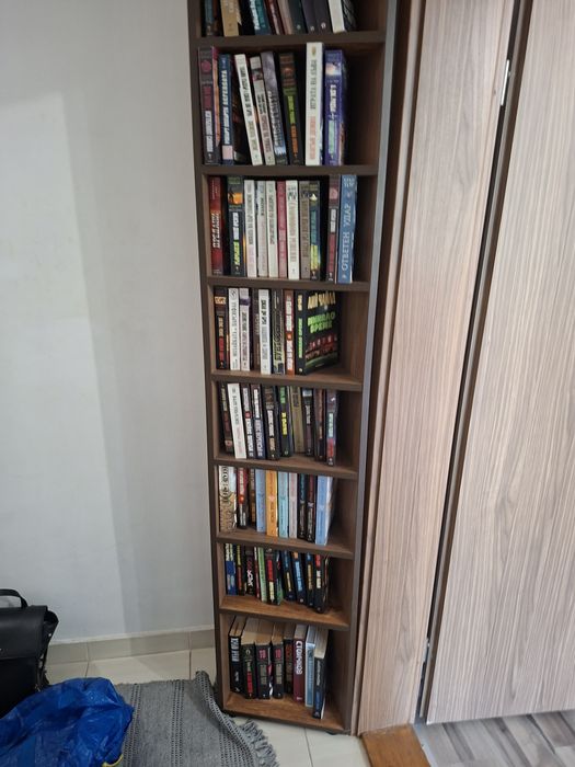Висок шкаф етажерка за книги