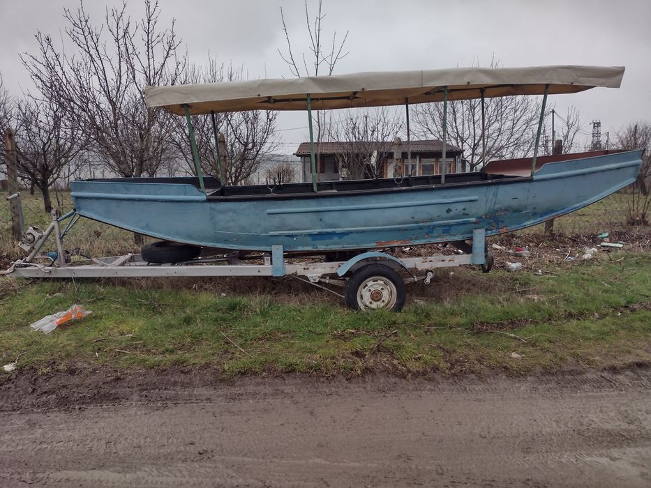 Продавам метална лодка с покривало и двигател
