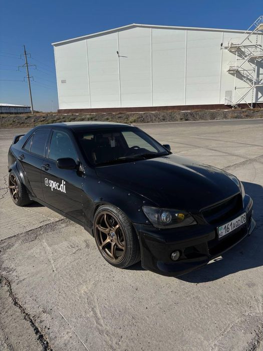 Автомобиль Lexus IS 200