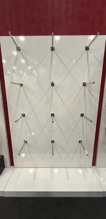 Търговска стена с модул за окачване