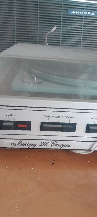 Проигрыватель   с колонками  !