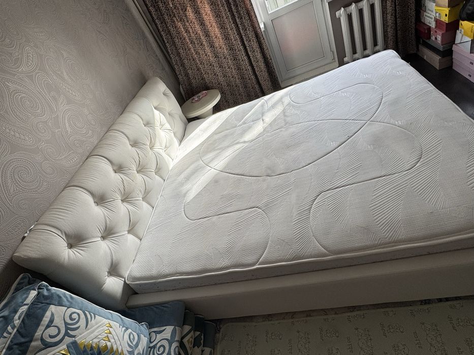 Кровать двуспальная с матрасом