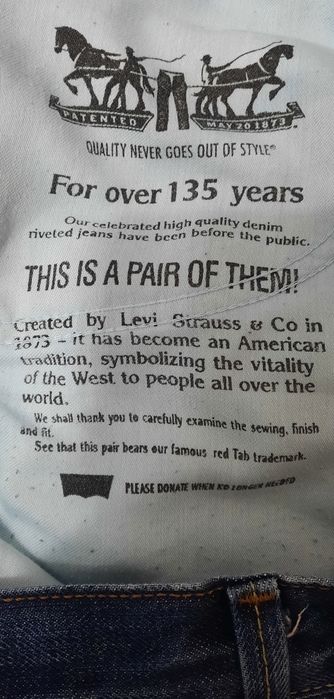 Blugi Levi Strauss albastru inchis