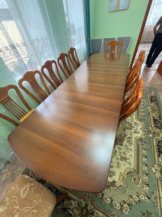 Гостиный стол ,стулья