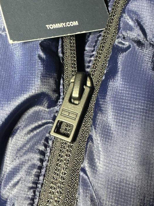 Tommy Hilfiger geaca  iarna  puf gluga marimea M model 2024  originala