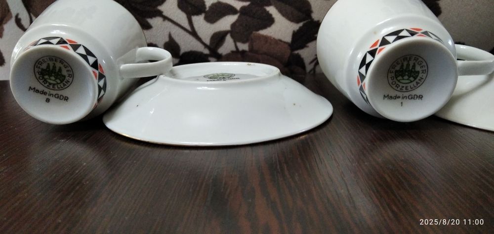 Две пары винтажных кофейных чашечек.