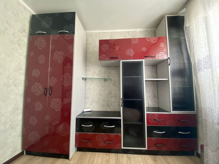 Продаю стенку в гостиную в комнату