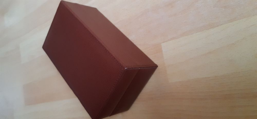 Caseta din piele ptr Bijuterii si Ceasuri, cu cheie, model deosebit