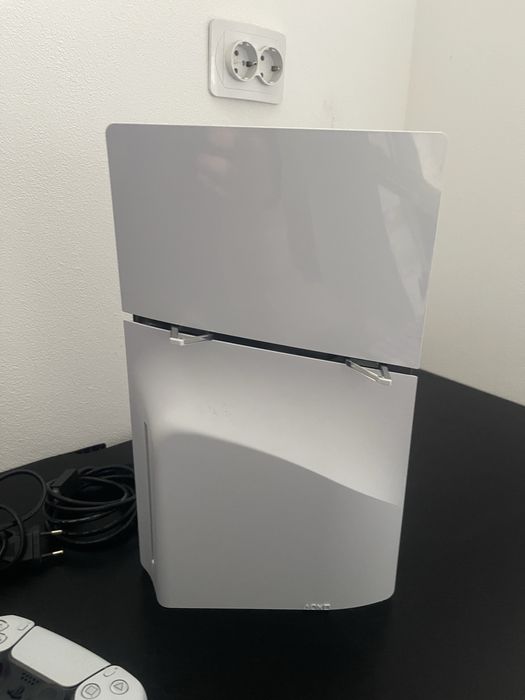 Vand PS5 doua manete nu negociez