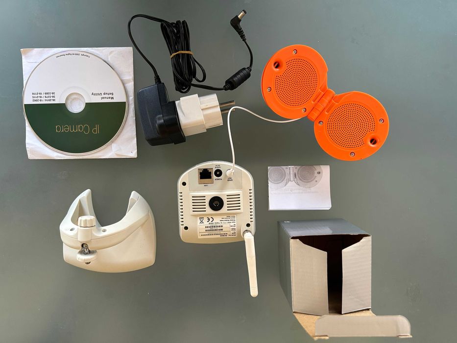 Продавам безжична IP камера бебефон WIFI с подарък колонки говорител