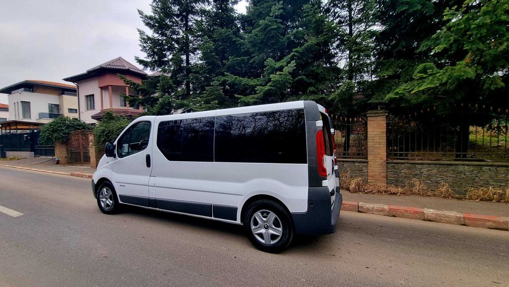 Inchiriez microbuz 8+1 locuri
RENAULT TRAFIC