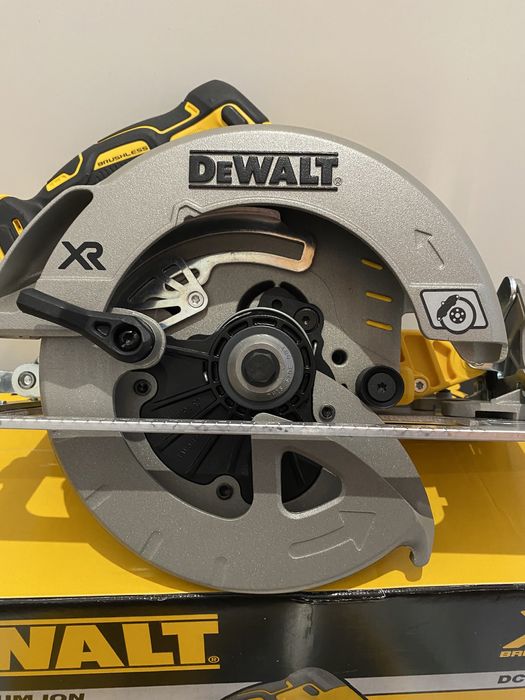 Циркуляр DeWALT DCS570N 18V XR - 184mm Brushless/Безчтков