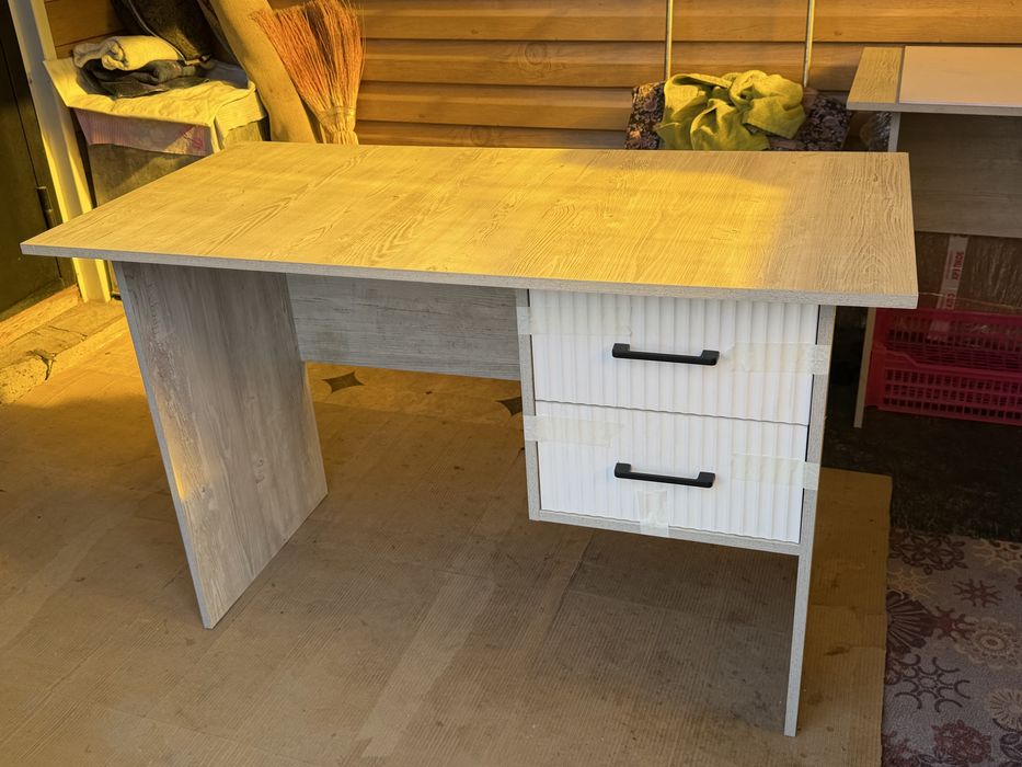 Рабочий стол двумя тумбами