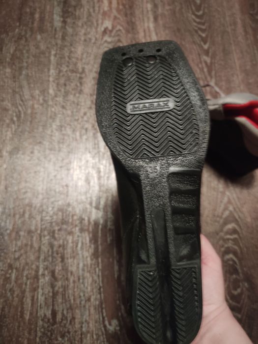 Лыжные  ботинки.