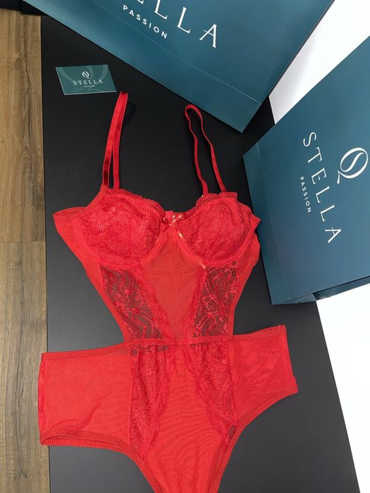 Червено боди от дантела с гол гръб