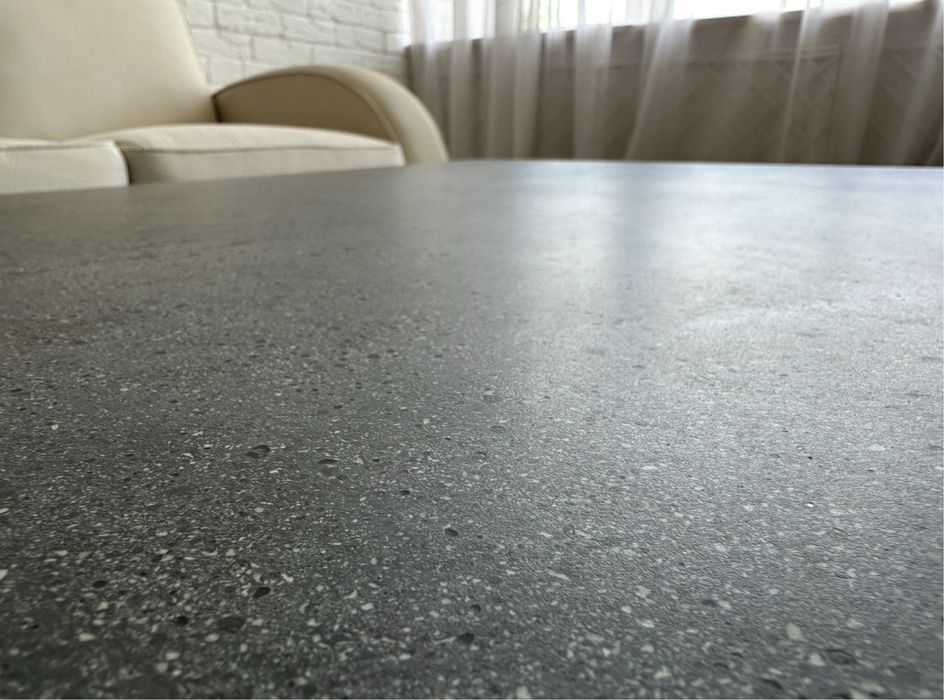 Холна маса с метални крака и бетонен плот налична бройка