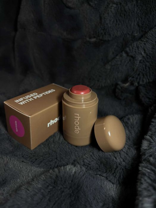 Rhode Pocket Blush – nuanța Sprinkle