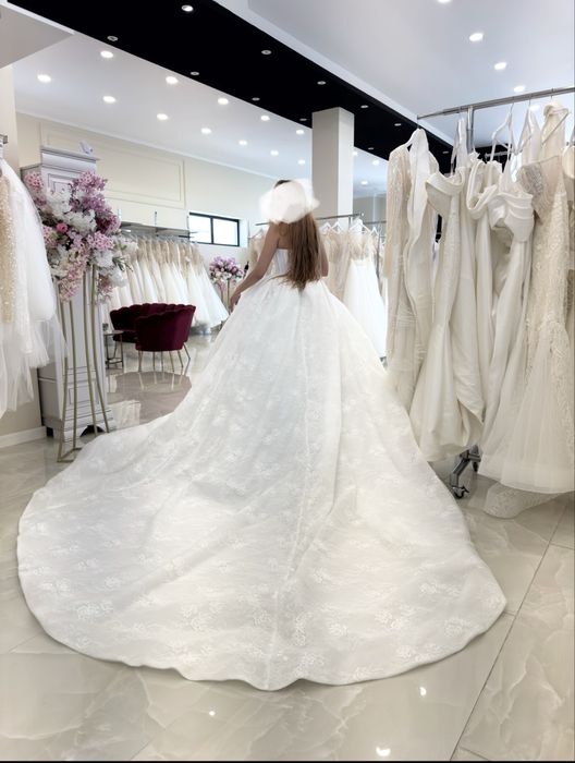 Rochie de mireasă spectaculoasă stil Prințesă / Ballgown (Trenă impresionantă + Voal inclus)