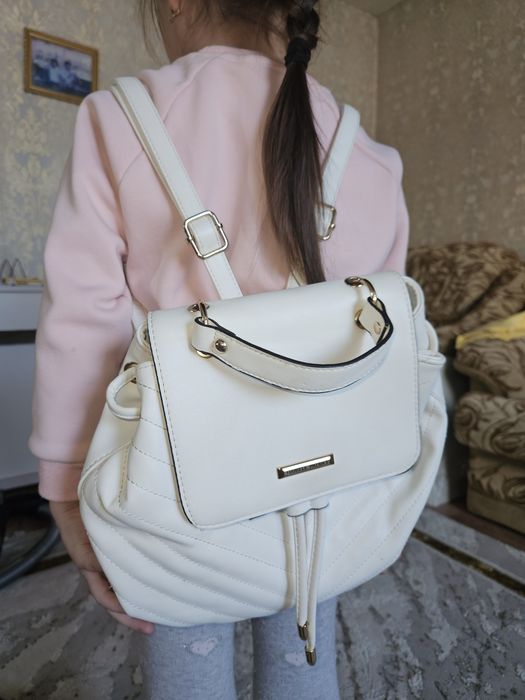 Белый рюкзак 2500тг.