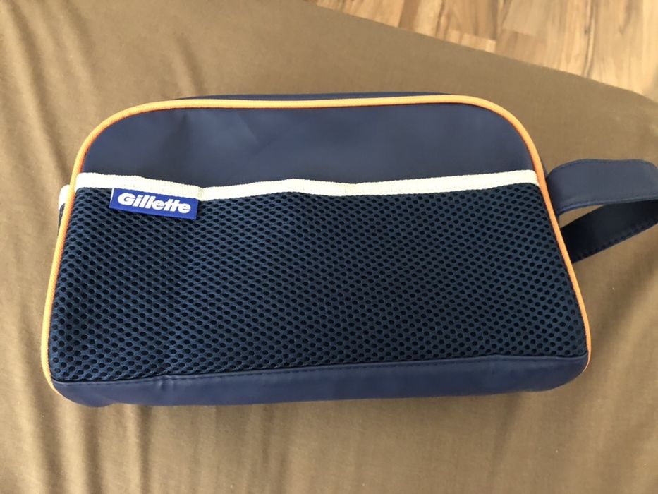 Електрическа четка за зъби oral b/Несесери