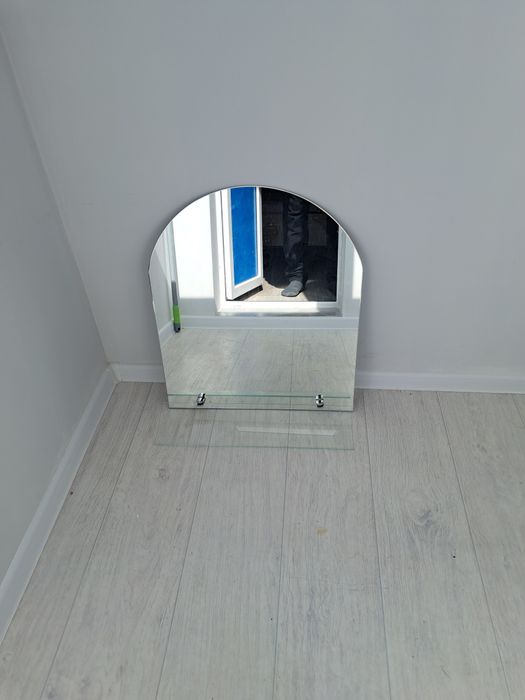 Продаётся  зеркало с полкой