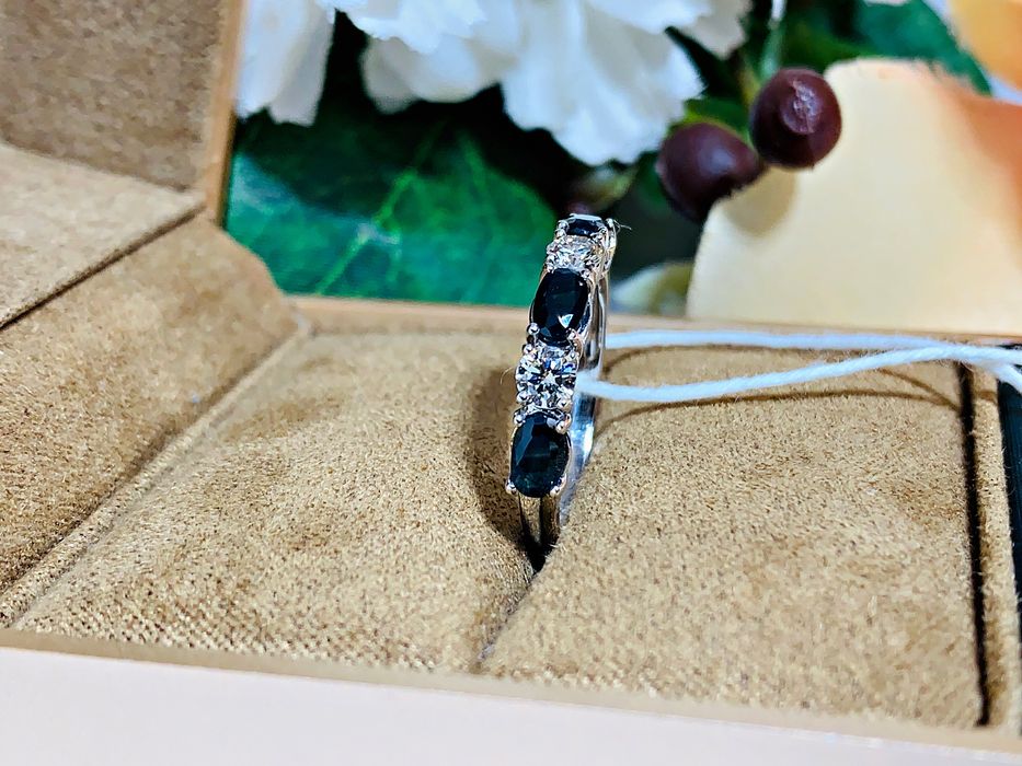 Нежное золотое кольцо с бриллиантами и натуральными камнями – Сапфир