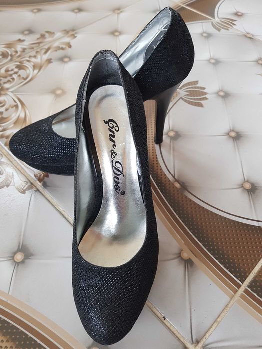 Комплект обувки на ток и малка дамска чанта /портфейл/със брокат.