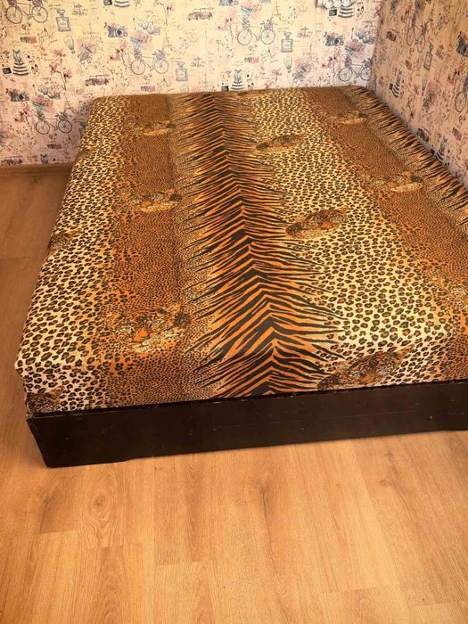 Продавам дървена спалня