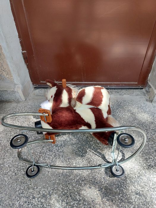Ретро детско люлеещо се конче с колелца.