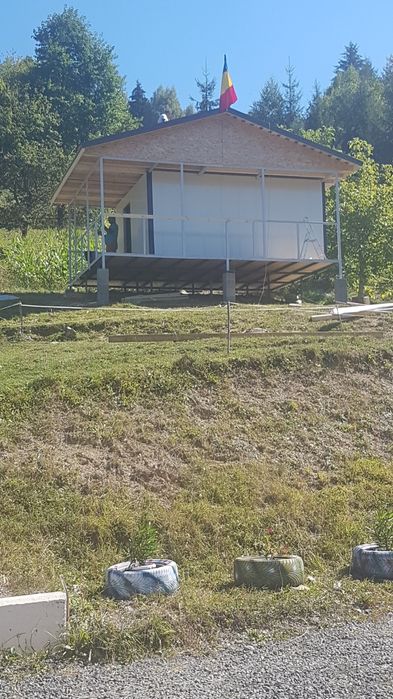 Vindem case pe structură de lemn sau pe structură metalică