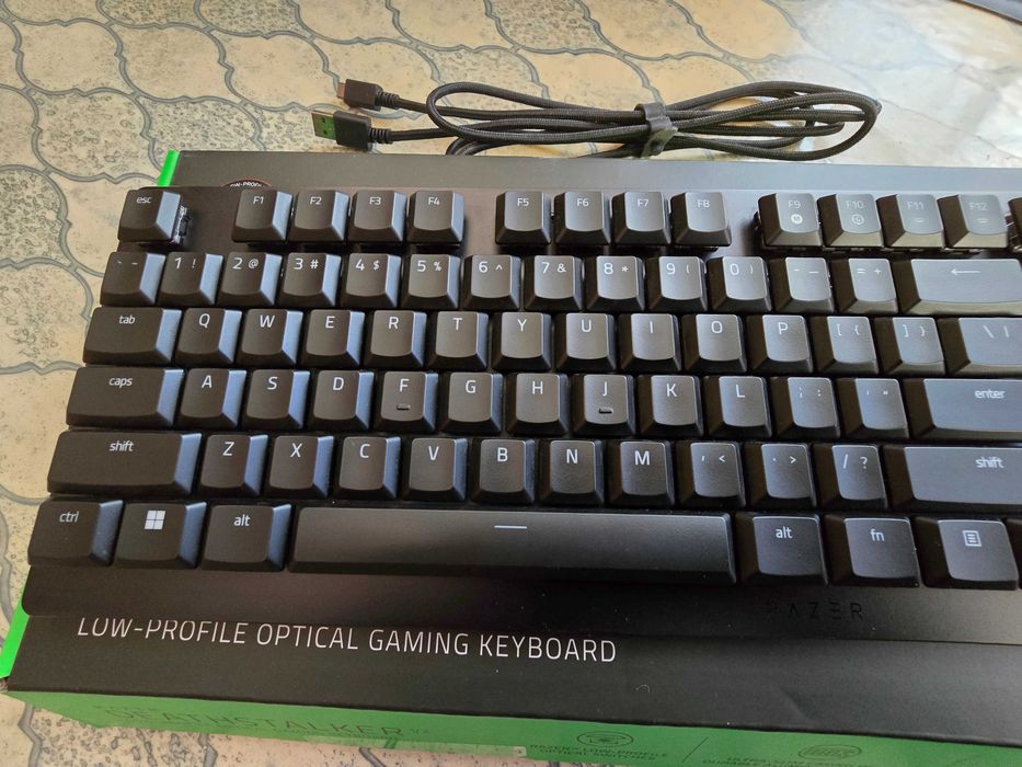 Продавам нископрофилна механична клавиатура Razer DeathStalker V2