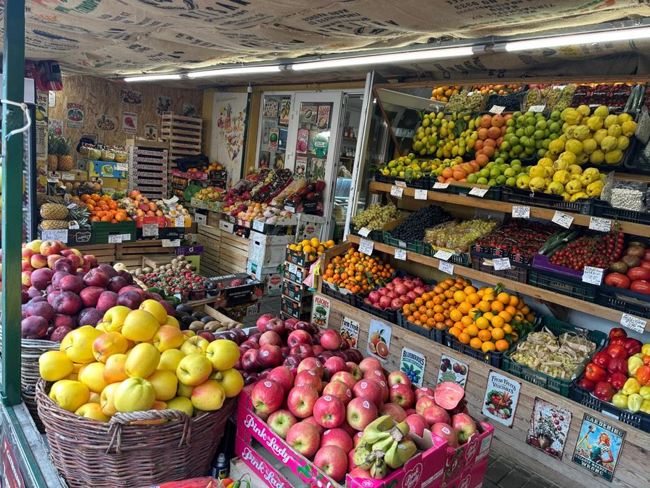 Afacere la cheie - APROZAR cu de toate, de la FRUCTE EXOTICE la MURATURI