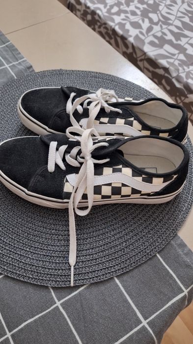 Черни кецове Vans и Адидас