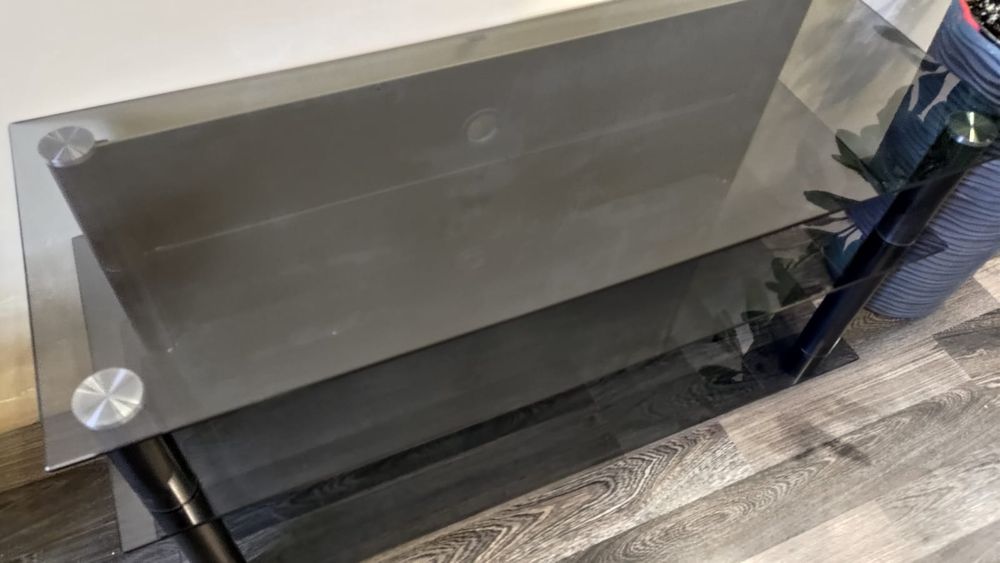 Стеклянный стол под телевизор