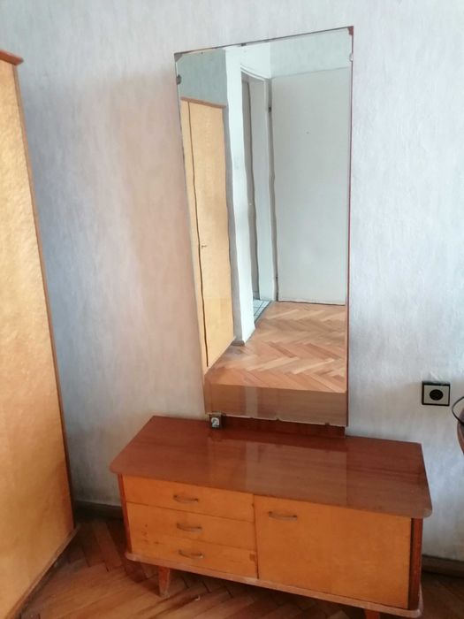 Продавам спалня с гардероб, тоалетка и две нощни шкафчета