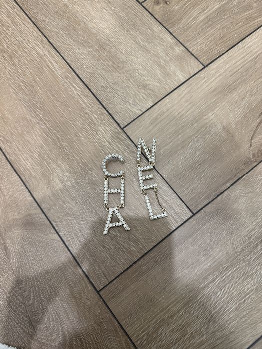 Серьги Шанель буковки с упаковкой