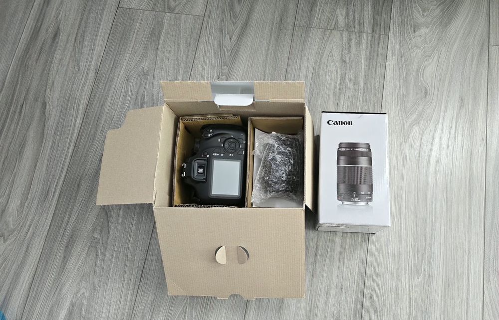 Aparat foto DSLR CANON EOS 4000D, 18 MP, Wi-Fi, negru + Obiectiv 18-55mm + Obiectiv 75-300mm + card de memorie  128GB  + geanta! Ca nou!