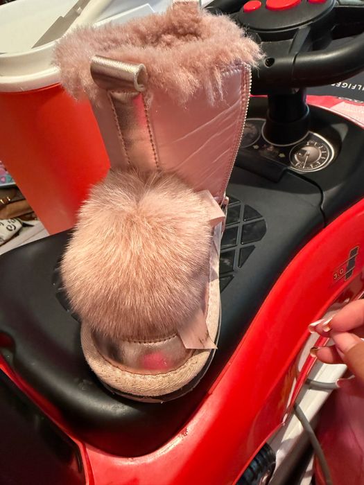 Ботушки апрески в розово с помпон